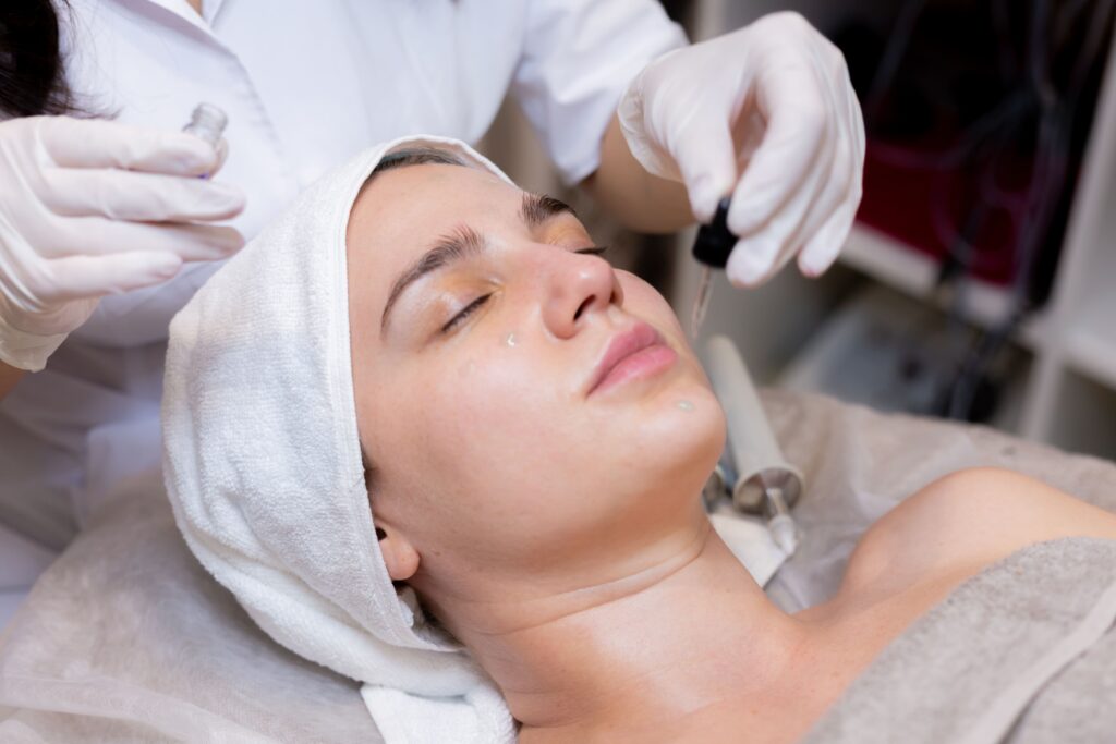 Rejuvenecimiento facial sin cirugía: Tendencia estética en Cuenca